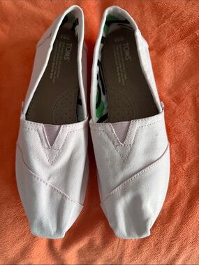 Toms slip-on canvas flats in pale pink